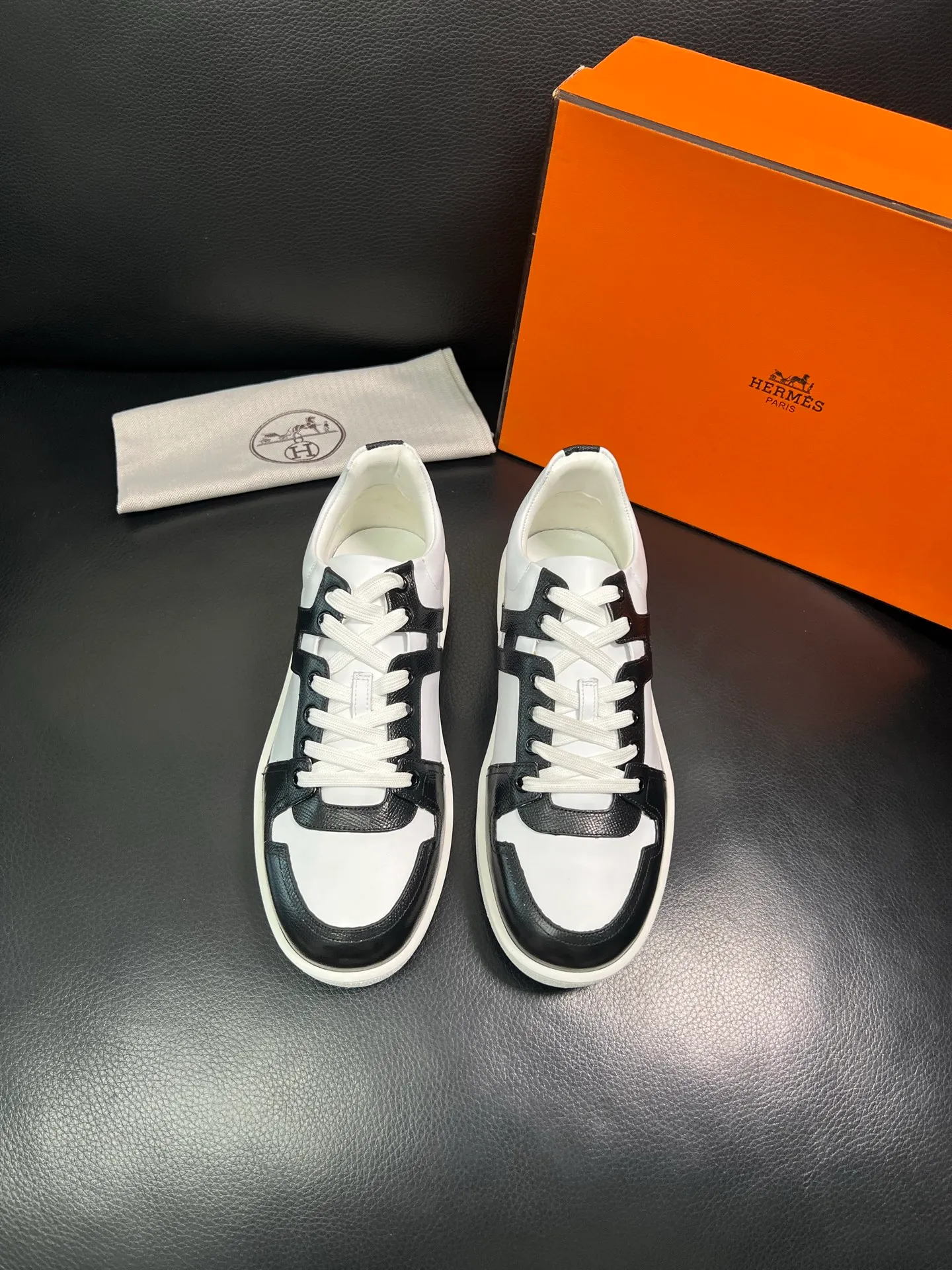 Men's shoes 💰700 Hermes Top Purchasing Agent Hermes counters are on sale at the same time with original factory configuration, original cowhide fabric imported from Italy, high-quality splicing technology, fully imported water-dyed cowhide lining, soles: original soles specially provided by the original factory are super comfortable, the original factory and single goods are of high quality, welcome to compare at the same time at the counter, code number 38-44 (customized 45 46) 85851